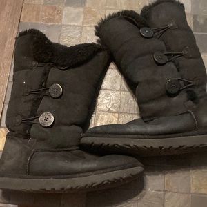 used women’s black uggs, good show some wear.